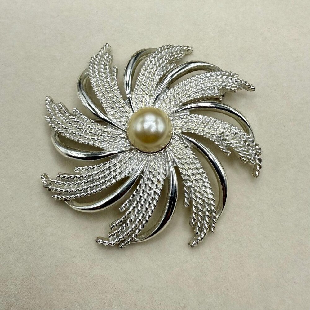 VTG Sarah Coventry Silvertone Spiral Flower Faux Pearl Brooch Pin Costume Jewler